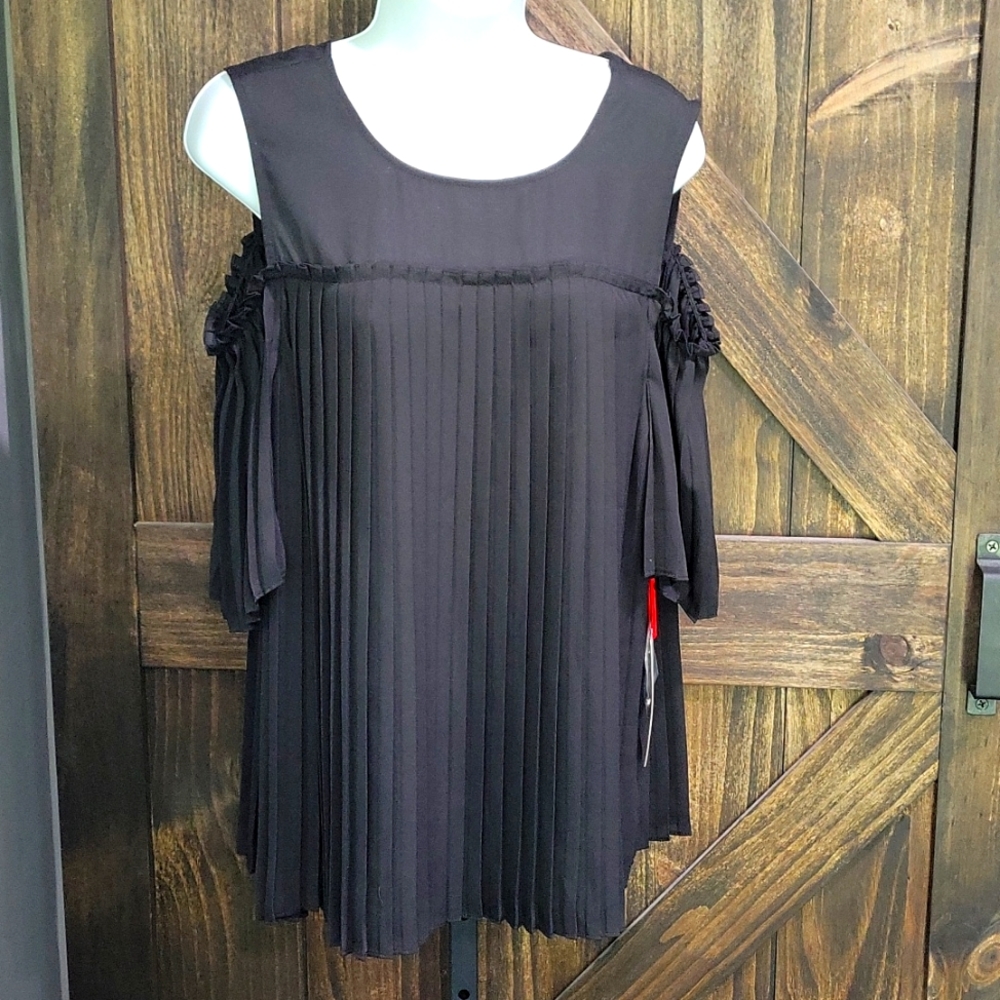 Elle black cold shoulder top